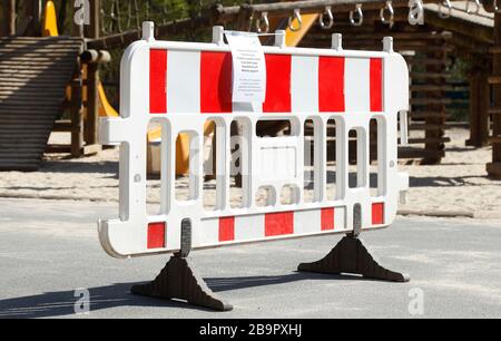 Parco giochi, barriera, segno di parco giochi chiuso a causa del virus corona, vietato di entrare, Germania, Europa Foto Stock