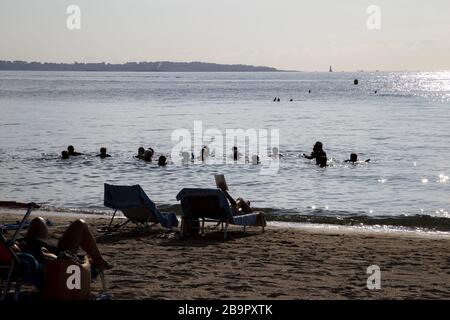 Una lezione di acquagym al mattino presto sul mare a Cannes sulla riviera francese. Foto Stock