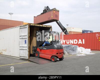 Ripieno di container presso il centro di imballaggio container, Tollerort, nel porto di Amburgo, Germania. Foto Stock