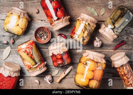 ?ucumber, zucca e pomodori decapaggio e inscatolamento in vasi di vetro. Ingredienti per la conservazione delle verdure. Concetto sano di alimento fermentato. Vista dall'alto. C Foto Stock