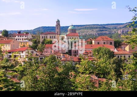 Bella vista dell'antica città bulgara di Veliko Tarnovo. Vecchie case con tetto di tegole rosse. Giorno estivo soleggiato Foto Stock
