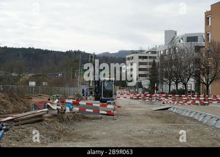 Cantiere di ingegneria civile o cantiere con barriere in legno di colore rosso e bianco. Abbandonato a causa di coronavirus COVID-19 blocco. Foto Stock