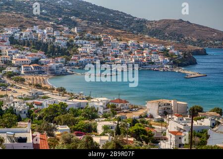 Vista di Batsi, un villaggio tradizionale sull'isola di Andros, Cicladi, Grecia Foto Stock