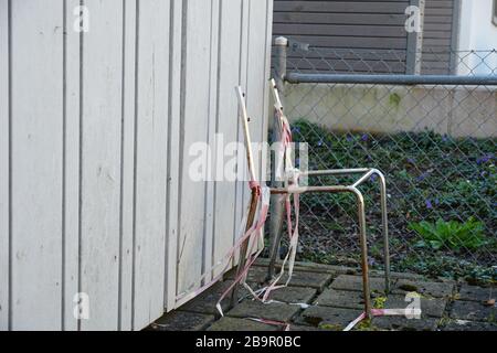 Scheletro o telaio di tubi in metallo lucido in vista laterale avvolto con un vecchio nastro protettivo rosso e bianco per segnalare il pericolo. Foto Stock