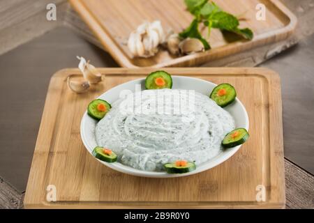 Tradizionale turco bevanda cacik o tzatziki . fatto di yogurt, aglio, e cetrioli. Foto Stock