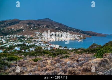 Vista di Batsi, un villaggio tradizionale sull'isola di Andros, Cicladi, Grecia Foto Stock