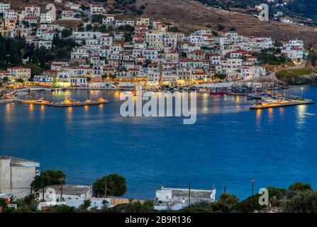 Vista sul tramonto di Batsi, un villaggio tradizionale sull'isola di Andros, Cicladi, Grecia Foto Stock