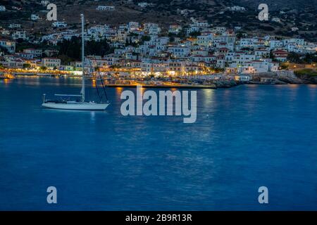 Vista sul tramonto di Batsi, un villaggio tradizionale sull'isola di Andros, Cicladi, Grecia Foto Stock