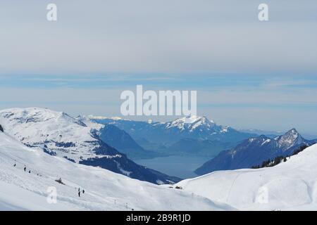 Piste da sci di Hoch Ybrig stazione sciistica Svizzera con vista sul lago di Lucerna e panorama delle Alpi. Foto Stock