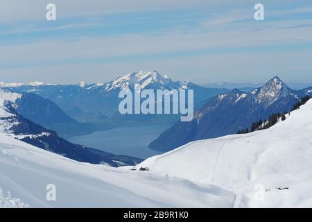 Piste da sci di Hoch Ybrig stazione sciistica Svizzera con vista sul lago di Lucerna. Foto Stock