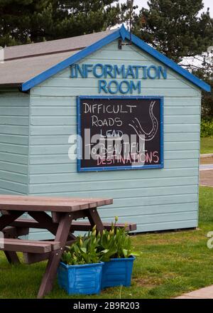 Strade difficili portano a belle Destinazioni scritte su una lavagna nera in un parco caravan, Norfolk, Regno Unito Foto Stock