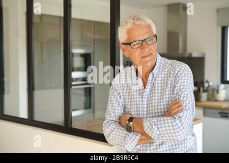 ritratto di un uomo anziano in una casa Foto Stock