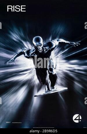 Fantastico 4: L'ascesa del Silver Surfer (2007) diretto da Tim Story e con Ioan Gruffudd, Michael Chiklis, Chris Evans, Julian McMahon e Jessica Alba. Il potente Silver Surfer aiuta I Fantastici Quattro contro l'entità cosmica Galactus che consuma interi pianeti. Foto Stock