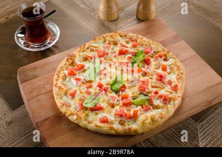 Pide turco vegetariano con verdure su tavola di legno Foto Stock