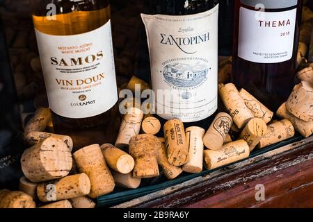 Atene, Grecia - 18 febbraio 2020. Bottiglie di vino e tappi di tappi usati da diversi paesi produttori di vino in una vetrina Foto Stock