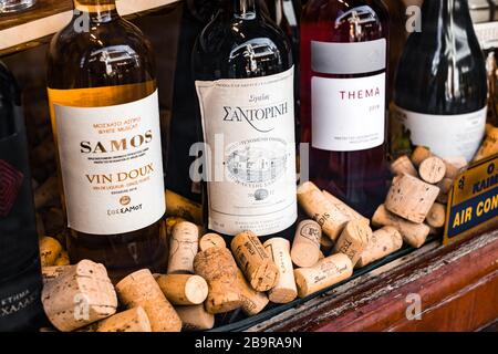 Atene, Grecia - 18 febbraio 2020. Bottiglie di vino e tappi di tappi usati da diversi paesi produttori di vino in una vetrina Foto Stock