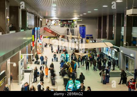 Otopeni, Romania - 11 febbraio 2020. Vista dal terminal delle partenze all'aeroporto internazionale Henri Coanda di Bucarest, Romania Foto Stock