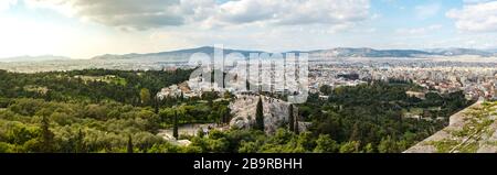 Atene, Grecia - 13 febbraio 2020. Vista panoramica sulla città di Atene, sull'antica Agorà di Atene e sulla collina di Areopago Foto Stock