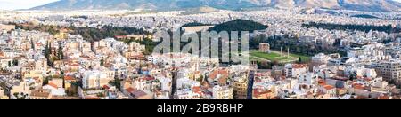 Atene, Grecia - 13 febbraio 2020. Vista panoramica sulla città di Atene con il Tempio di Zeus Olimpio preso dall'Acropoli Foto Stock