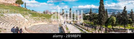 Atene, Grecia - 13 febbraio 2020. Vista panoramica del Teatro di Dioniso sul versante sud del colle Akropolis, costruito come parte del santuario Foto Stock