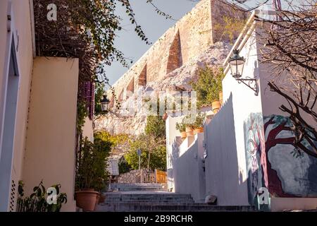 Atene, Grecia - 18 febbraio 2020. Dettagli architettonici dalle strette stradine di Plaka, un quartiere tradizionale di Atene, sulle pendici dell'ACR Foto Stock