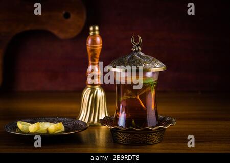 Tazza di tè turco serviti in stile tradizionale Foto Stock