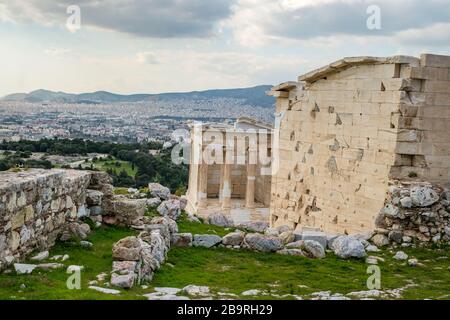 Atene, Grecia - 13 febbraio 2020. Rovine del Partenone sull'Acropoli - 447 a.C. - ad Atene, Grecia Foto Stock