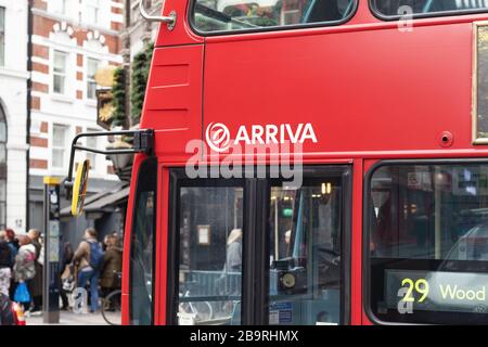 Londra / UK - 22 Febbraio 2020 - il logo Arriva sul lato di un autobus rosso di Londra Foto Stock