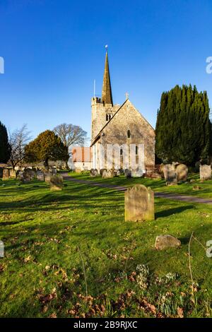 La Pretty Parish Church di St Margaret Barming all'inizio della primavera, UN sito delle tombe di guerra del Commonwealth, si avvicinò a un vicolo fiancheggiato da alberi, il Kent, Regno Unito Foto Stock