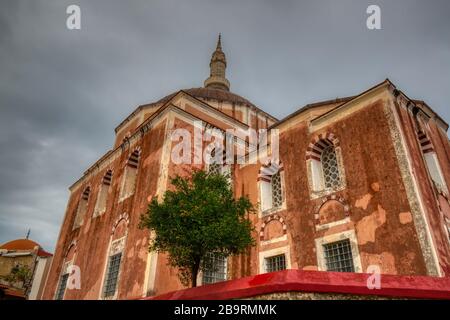 Moschea di Suleiman nel centro storico di Rodi, parte di edificio e minareto Foto Stock