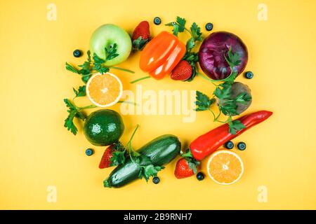 Verdure e frutta in una cornice su sfondo giallo Foto Stock