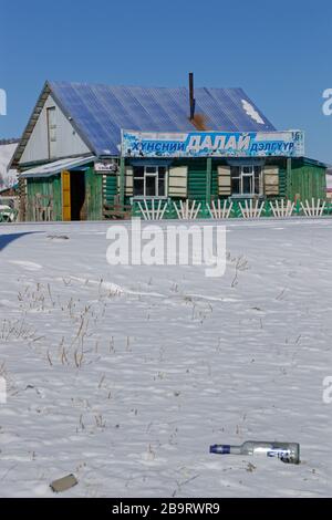 KHATGAL, MONGOLIA, 27 febbraio 2020 : Ristorante a Khatgal. La cittadina è conosciuta come una delle città più fredde della Mongolia, ma deve il suo recente Foto Stock