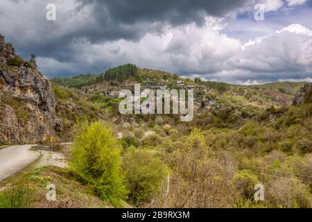 Vista panoramica del vecchio tradizionale villaggio greco di Kipoi, Zagorochoria, Epiro, Grecia Foto Stock