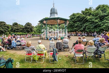 Un evento della comunità presso lo stand di Devonport Park, Plymouth ha attirato folle di residenti e ha dato agli artisti un pubblico Foto Stock