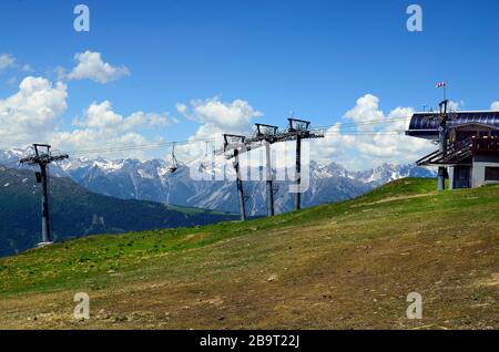 Austria, Tirolo, capolinea superiore dalla seggiovia Hochzeiger montagna con alpi austriache Foto Stock