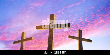 Tre croci contro un cielo luminoso alba Foto Stock