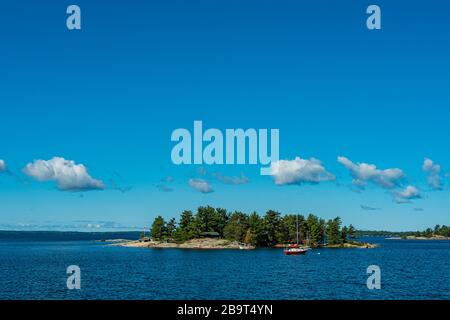 Bella piccola isola su un lago in Canada Foto Stock