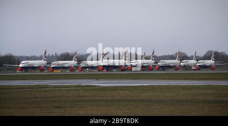 British Airways aerei parcheggiati sul asfalto all'aeroporto di Glasgow dopo che il primo ministro Boris Johnson ha messo il Regno Unito in blocco per contribuire a frenare la diffusione del coronavirus. Foto Stock