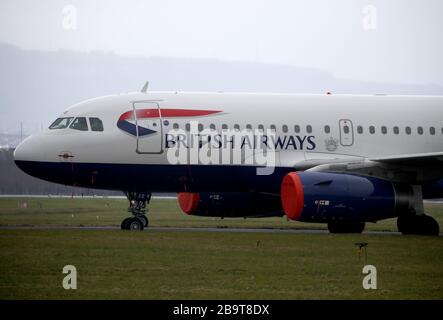 British Airways aerei parcheggiati sul asfalto all'aeroporto di Glasgow dopo che il primo ministro Boris Johnson ha messo il Regno Unito in blocco per contribuire a frenare la diffusione del coronavirus. Foto Stock