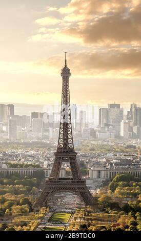 Panorama di Parigi con la Torre Eiffel contro il tramonto in Francia Foto Stock