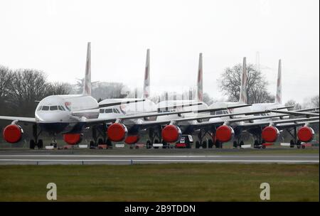 British Airways aerei parcheggiati sul asfalto all'aeroporto di Glasgow dopo che il primo ministro Boris Johnson ha messo il Regno Unito in blocco per contribuire a frenare la diffusione del coronavirus. Foto Stock