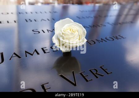 New York City, New York – 28 febbraio 2020: Ground Zero World Trade Center 9/11 Memorial 11 settembre 2001 a New York City, New York. Foto Stock