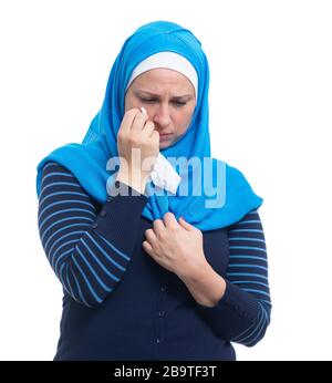 Triste ha sottolineato donna araba lutto piangendo da solo isolato su sfondo bianco, sconvolto donna disperata dolore piangente sofferenza da ansia dolore, sorro Foto Stock