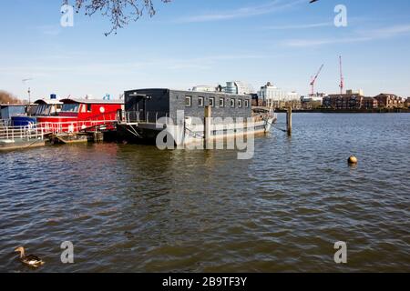 Houseboats ormeggiato su Cheyne Wharf, sul Tamigi da Chelsea Embankment, vicino a Cheyne Walk, Chelsea, Londra Foto Stock