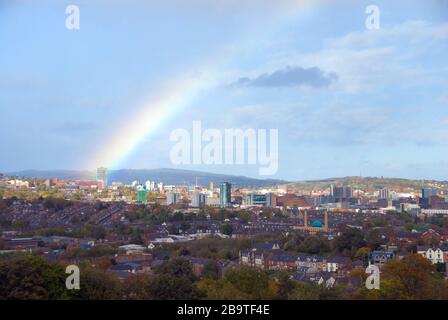 Sheffield, UK 19 OTT 2014: Arcobaleno sopra la città colpisce l'Università di Sheffield Arts Tower su 19 Ott 14 da Meersbrook Park Foto Stock