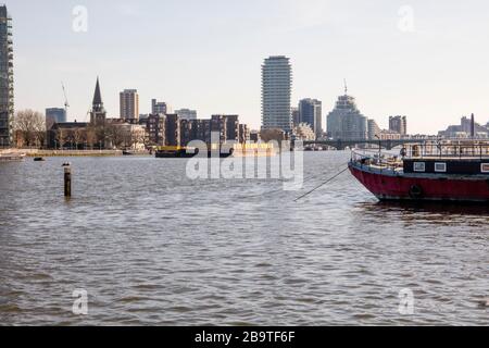 Houseboats ormeggiato su Cheyne Wharf, sul Tamigi da Chelsea Embankment, vicino a Cheyne Walk, Chelsea, Londra Foto Stock