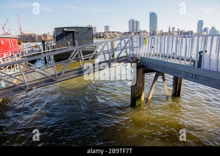 Houseboats ormeggiato su Cheyne Wharf, sul Tamigi da Chelsea Embankment, vicino a Cheyne Walk, Chelsea, Londra Foto Stock