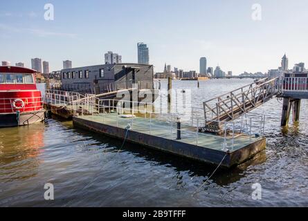 Houseboats ormeggiato su Cheyne Wharf, sul Tamigi da Chelsea Embankment, vicino a Cheyne Walk, Chelsea, Londra Foto Stock