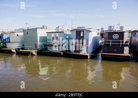 Houseboats ormeggiato su Cheyne Wharf, sul Tamigi da Chelsea Embankment, vicino a Cheyne Walk, Chelsea, Londra Foto Stock