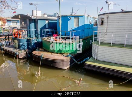 Houseboats ormeggiato su Cheyne Wharf, sul Tamigi da Chelsea Embankment, vicino a Cheyne Walk, Chelsea, Londra Foto Stock